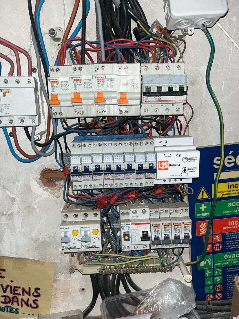 Armoire de local professionnel : différentiels Déclic Vigi, télécommande L2S et consignes de sécurité.