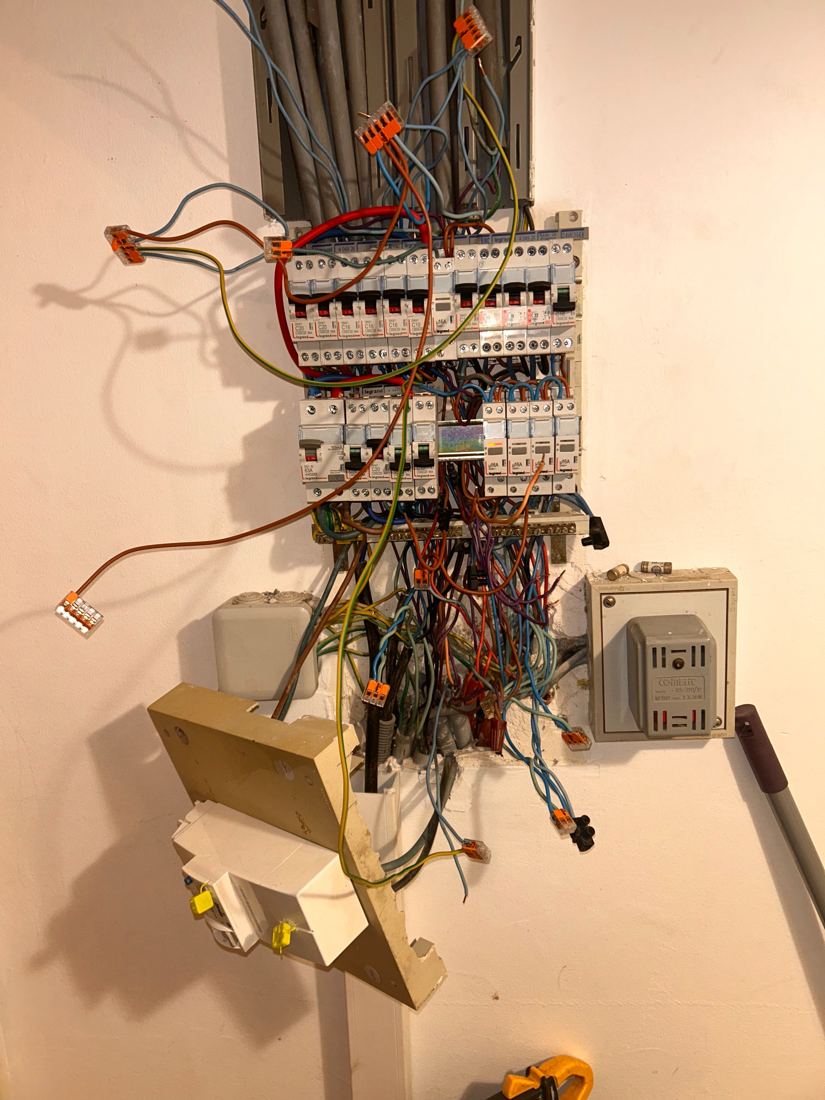 Tableau électrique – Tableau ouvert en plein dépannage – La Pompignane, Montpellier