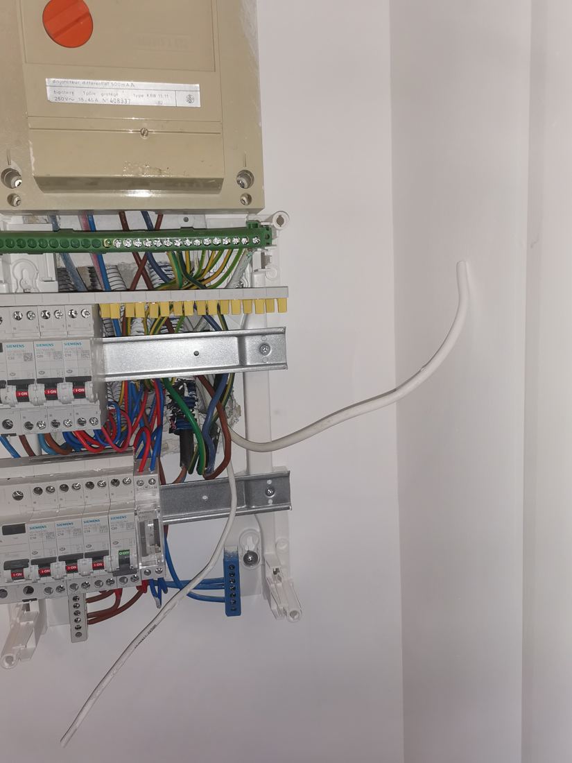 Ancien différentiel 500 mA au-dessus d'un tableau Siemens en cours de rénovation, un câble en attente de raccordement.