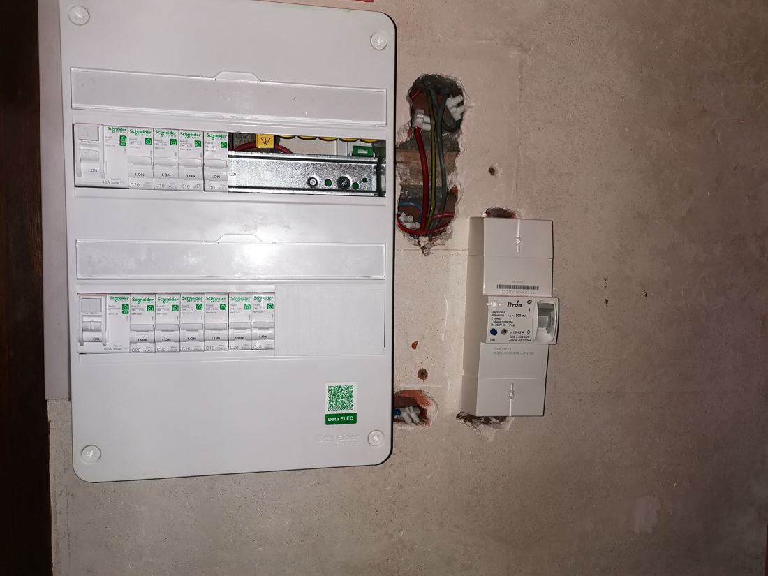 Tableau Schneider Resi9 neuf avec différentiels 30 mA 40 A, posé près du disjoncteur de branchement Itron.